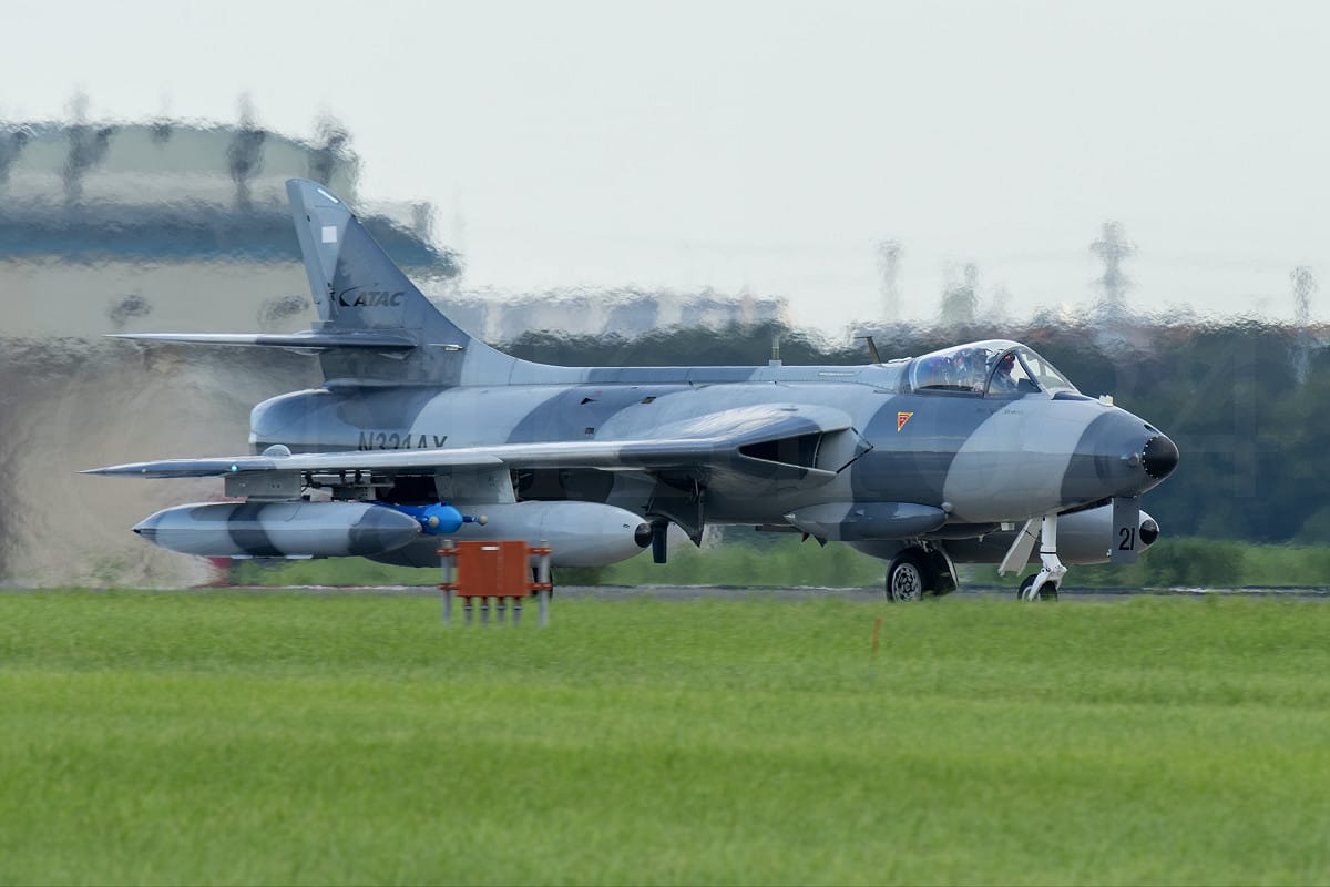 美國民間承包商「空中戰術優勢公司」（ATAC）Mk.58「霍克獵人」（Hawker Hunter）戰機。 圖：翻攝「X」@MKuro24