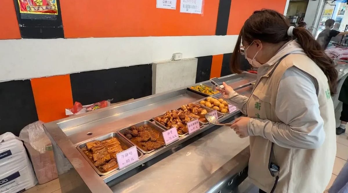 民眾在自助餐店買的便當裡出現菸頭，台南市衛生局今派員稽查。 圖：台南市衛生局提供