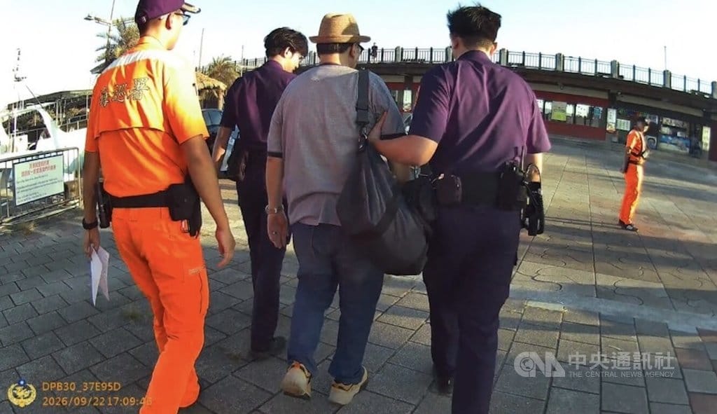 海巡署北部分署近期執行防逃專案，22日在淡水漁人碼逮獲1名竊盜通緝犯，海巡人員在出港前登船將其逮捕移送。（翻攝照片）中央社記者曹亞沿傳真　115年9月23日