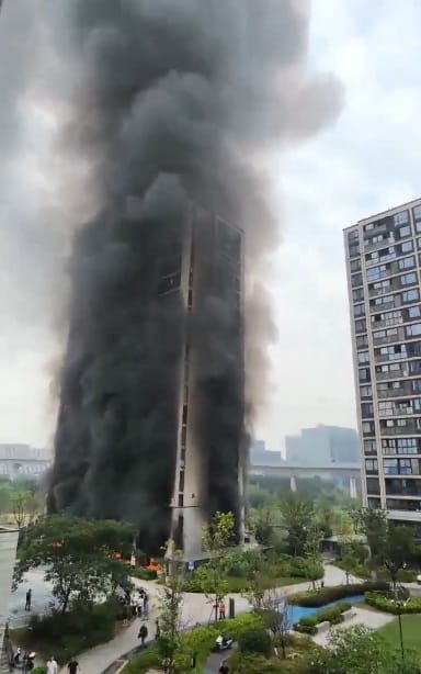 中國杭州23日發生住宅大樓火警，停放於大樓一樓停車場的電動腳踏車起火，滾滾黑煙迅速沿外牆向上竄升。 圖：截取「X」@whyyoutouzhele