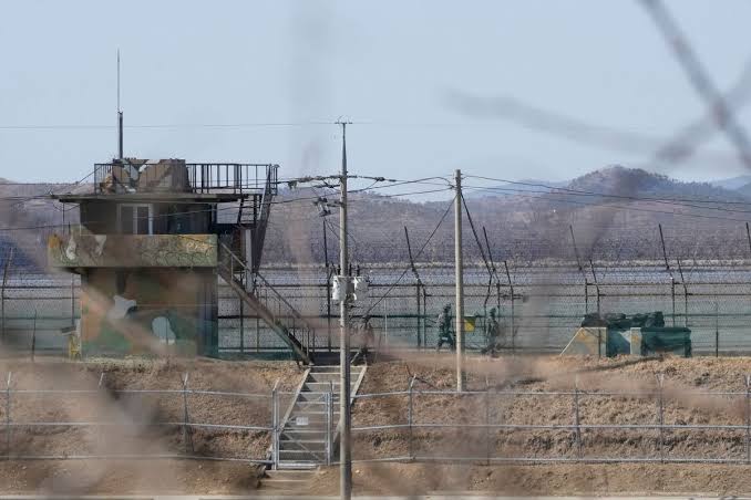 朝鮮半島非軍事區的三八線傳出 3 名南韓官兵在巡邏時不幸踩上地雷，引發外界對局勢升溫的擔憂。 圖:翻攝自 X @PopularFront_