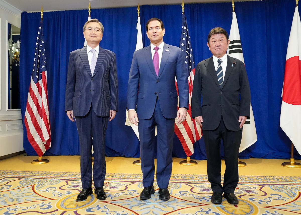 韓國外交部長趙顯（左）、美國國務卿盧比歐（中）與日本外務大臣茂木敏充（右）在聯合國大會期間會面。 圖：翻攝自 X @MofaJapan_en