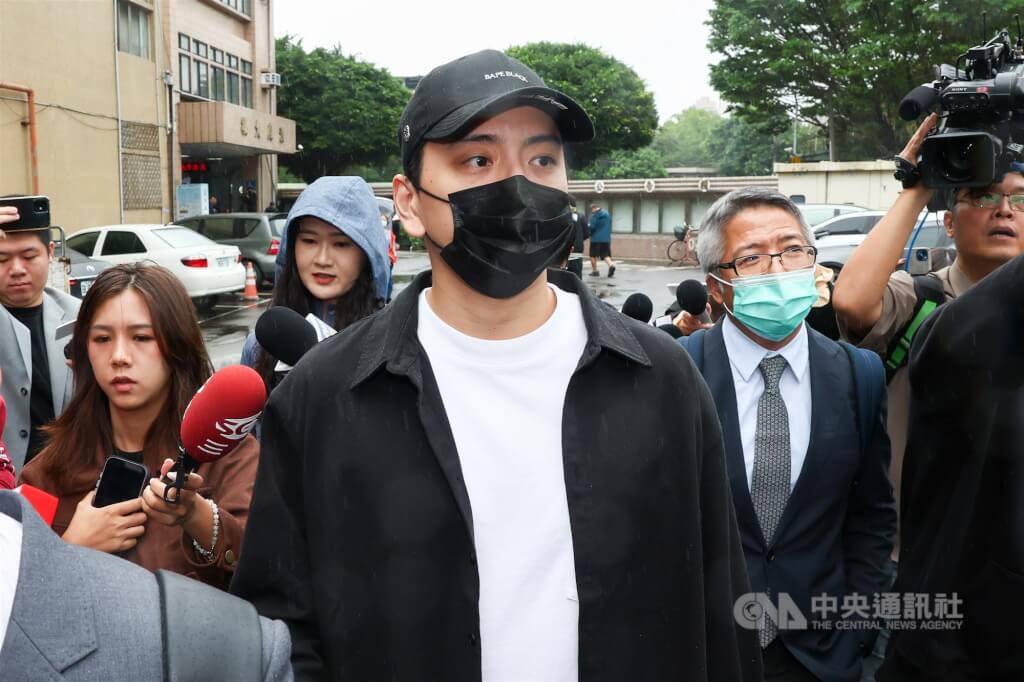 藝人王大陸（中）花360萬元找上陳志明協助逃兵，但陳志明收錢後卻失聯，遂提告詐欺。檢方調查後認陳志明無詐欺犯意不起訴。（中央社檔案照片）