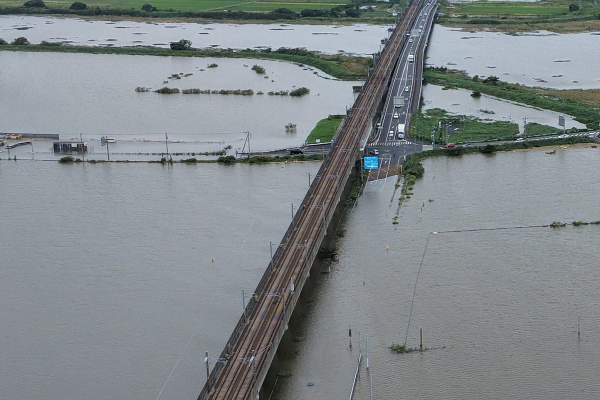 日本千葉縣印旛沼地區堤防決潰，道路遭淹沒中斷。 圖：翻攝「X」@iijimanarita
