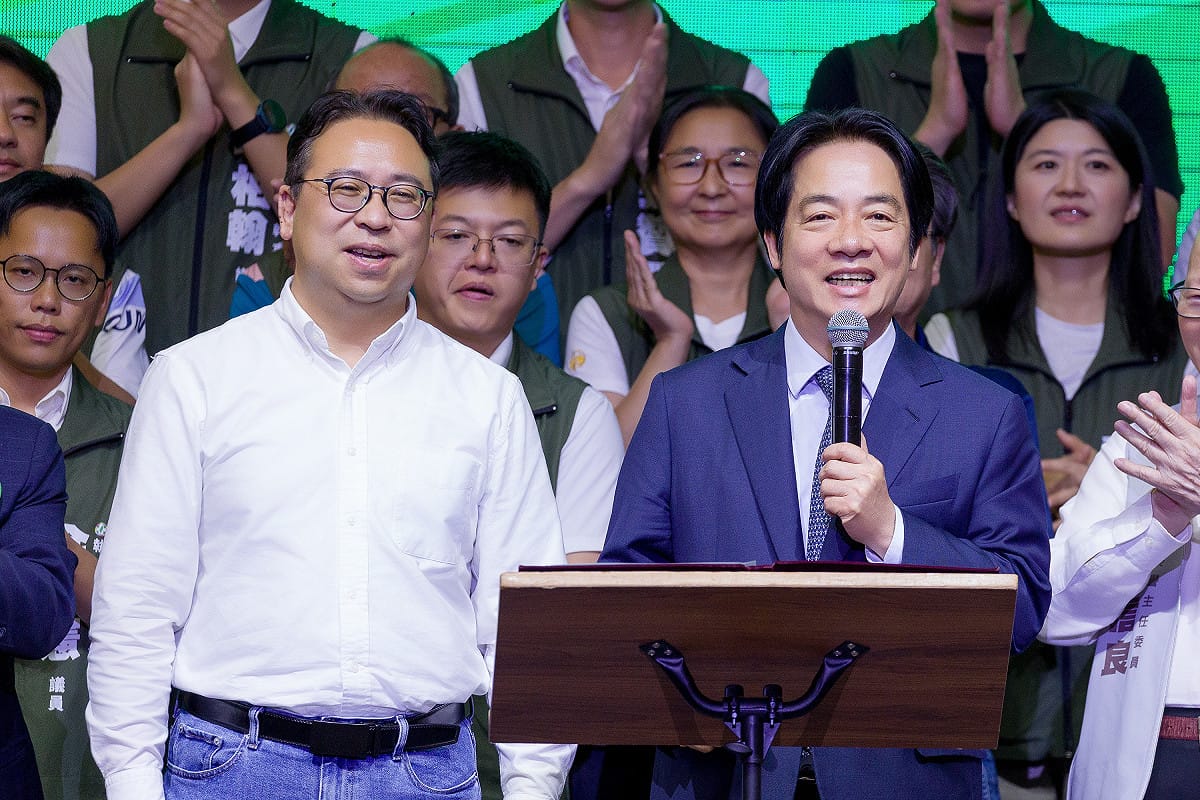 賴清德與民進黨桃園市長參選人黃世杰。 圖：民進黨提供