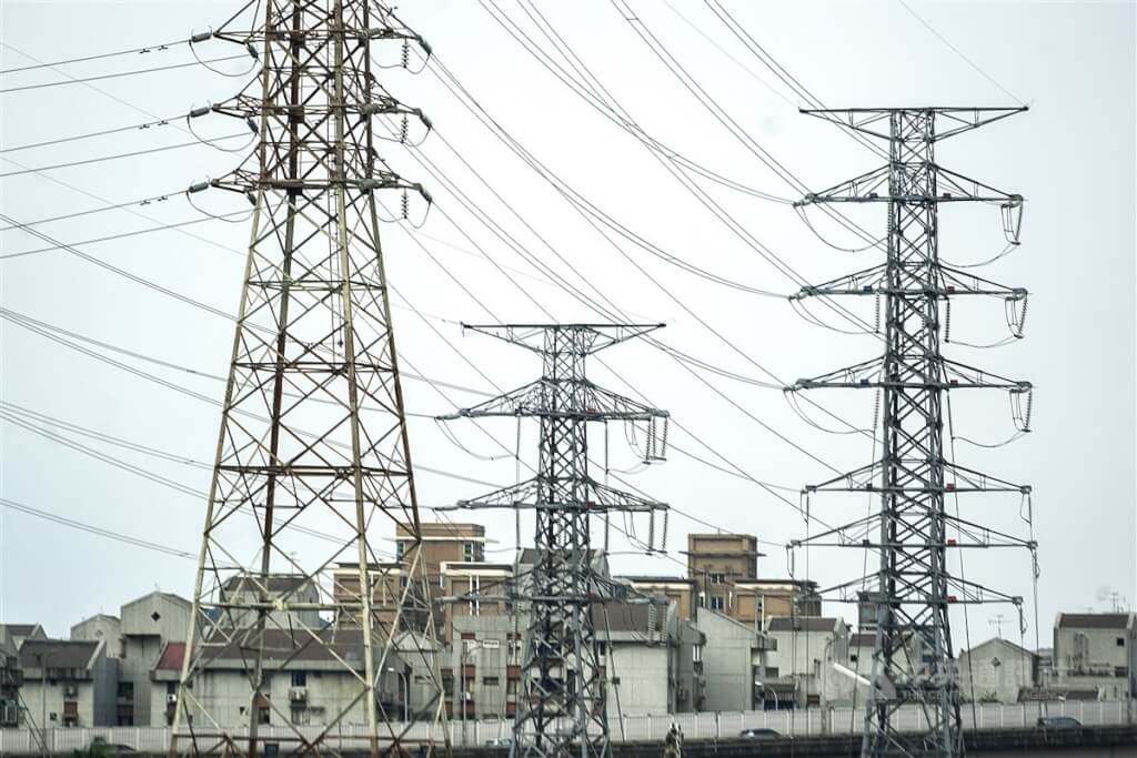 台灣綜合研究院表示，全國高壓以上產業用電量較去年同期成長 0.82%，電力景氣燈號續呈熱絡的「紅燈」。 圖：中央社檔案照