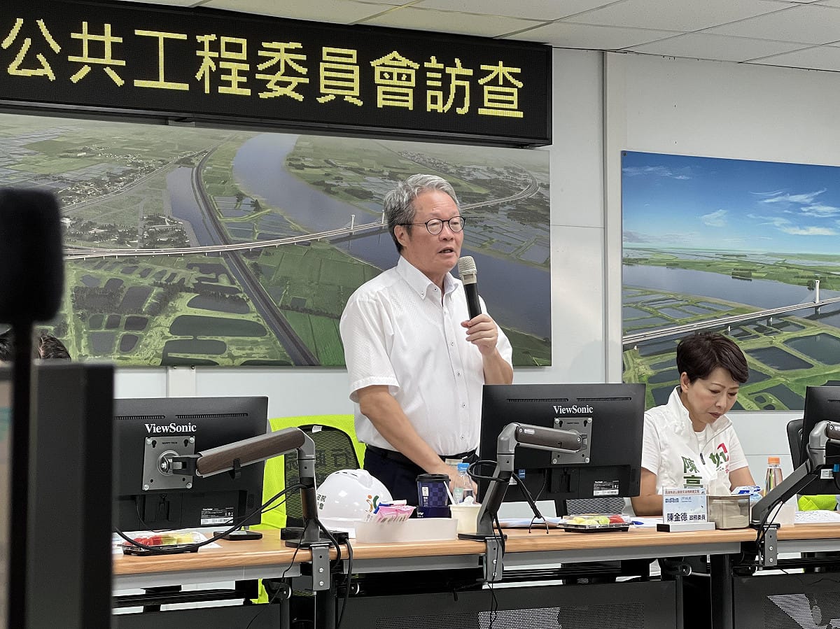 行政院政務委員兼公共工程委員會主任委員陳金德今（23）日會同立法院陳亭妃委員、郭國文委員及林俊憲委員特助，前往台61線西濱快速公路南端，關心曾文溪橋段新建工程施工進度。 圖：工程會提供