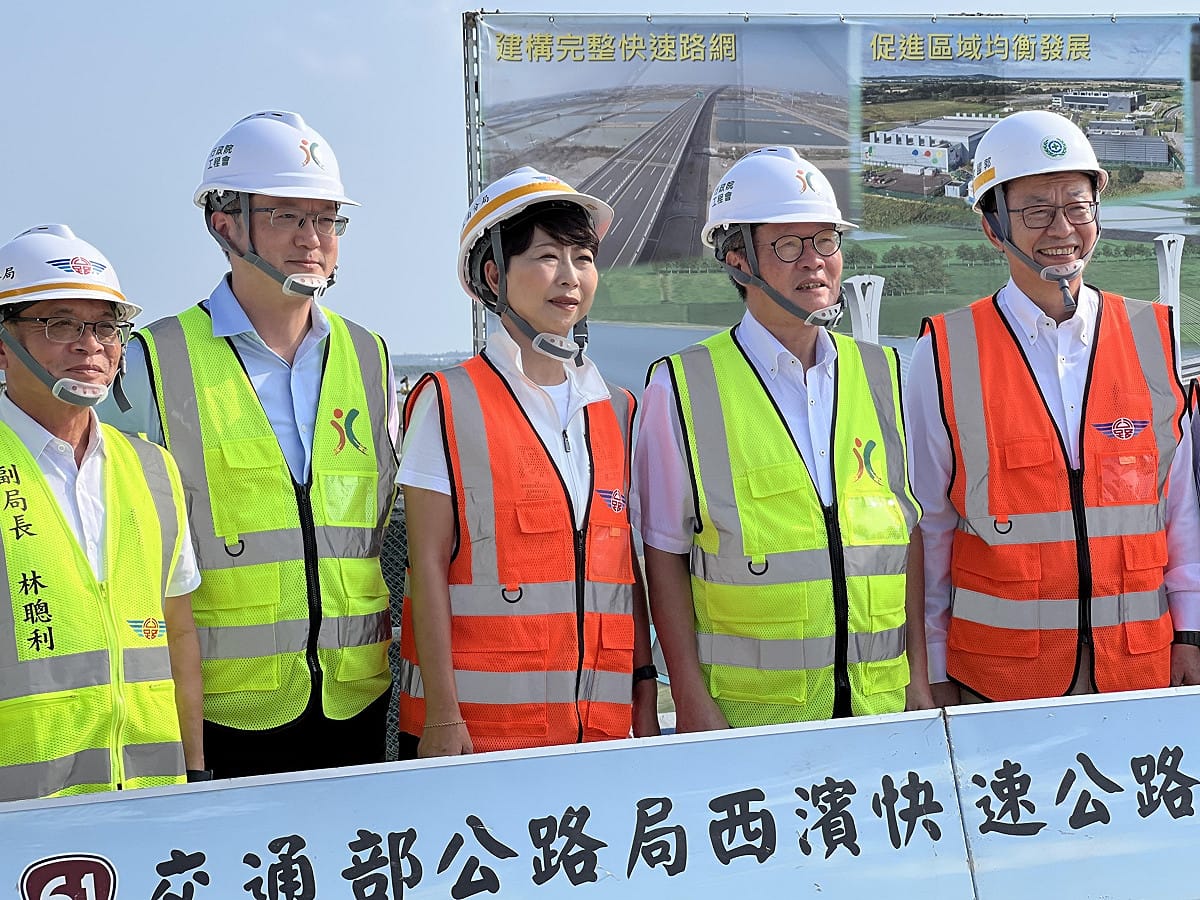 行政院政務委員兼公共工程委員會主任委員陳金德今（23）日會同立法院陳亭妃委員、郭國文委員及林俊憲委員特助，前往台61線西濱快速公路南端，關心曾文溪橋段新建工程施工進度 圖：工程會提供