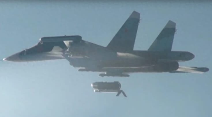 俄軍蘇-34戰鬥轟戰機投擲重磅滑翔制導炸彈。 圖 : 翻攝自軍武次位面