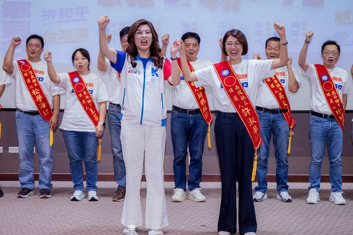 國民黨在南投召開行動中常會，南投縣長許淑華、國民黨主席鄭麗文持續加強在地選戰氣勢。 圖：國民黨/提供