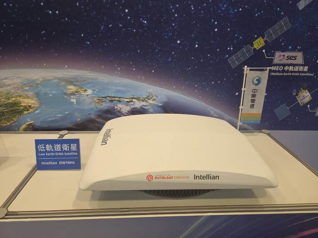 中華電信於「2026 6G Summit Taipei」國際高峰會現場展出「多軌衛星通訊服務」，整合高軌、中軌、低軌衛星及衛星電話等通訊能力，並與既有地面網路協同運作。（中華電提供） 中央社記者江明晏傳真　 115年9月23日
