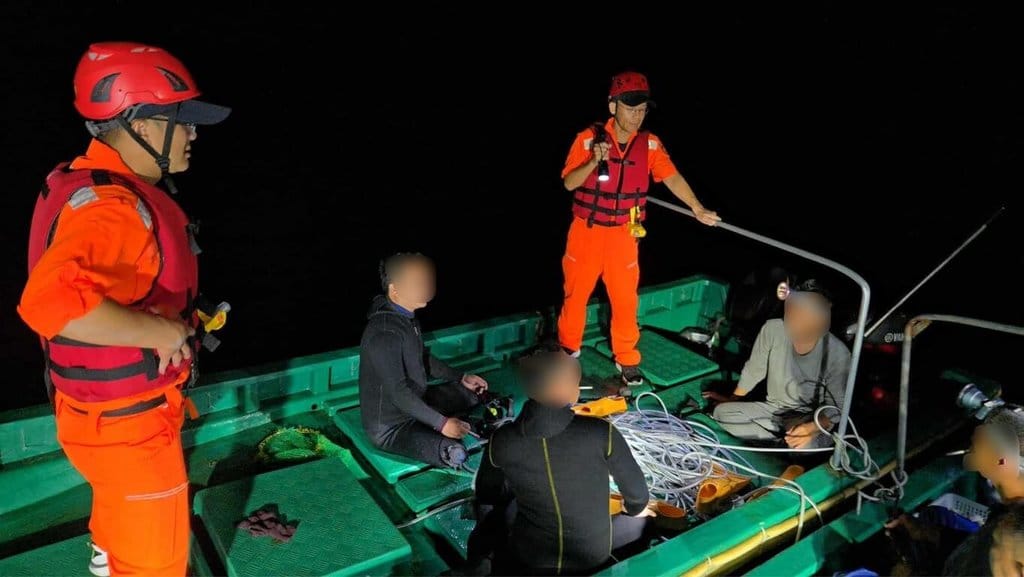 海巡署23日表示，本年度迄今已在東沙海域成功查扣中國小舟8案、共9艘，全數依法沒入，展現中國漁船一經越界，海巡艦艇即刻查扣的執法成效。（海巡署提供）中央社記者黃麗芸傳真　115年9月23日