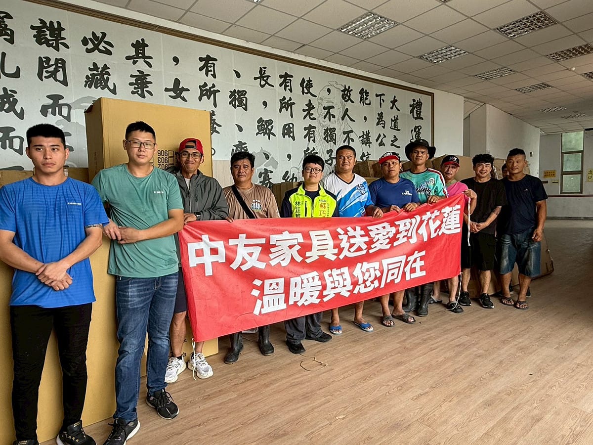 送家具到fata’an部落自救會。 圖：蘇巧慧競辦提供