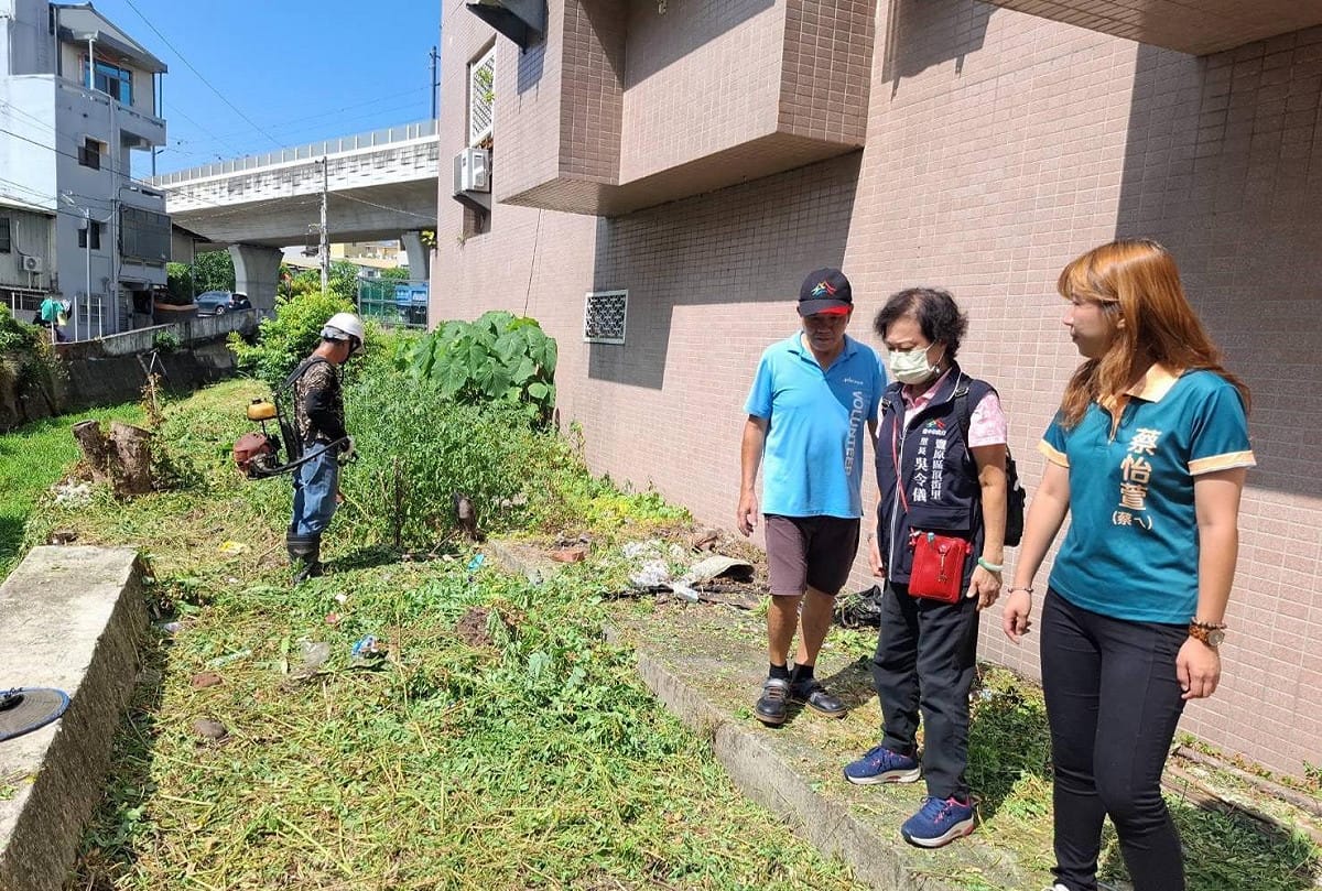 市議員候選人蔡怡萱獲報立刻居中協調，火速請農田水利署八寶工作站派員處理，讓周邊社區重回乾淨整潔。 圖：蔡怡萱/提供