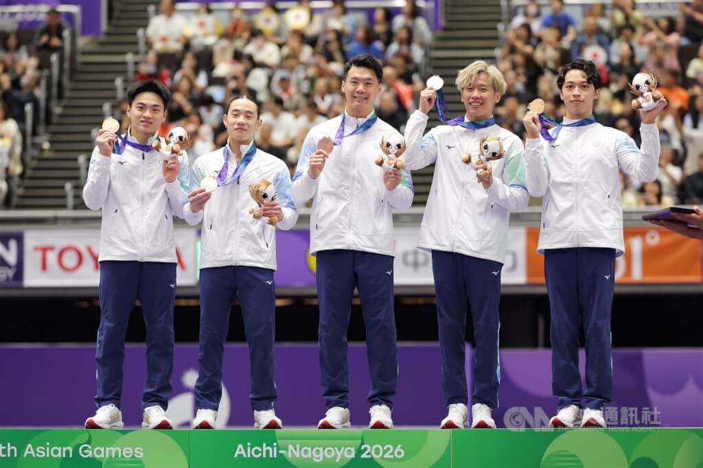 2026愛知名古屋亞運男子競技體操團體項目23日於名古屋舉行決賽，台灣靠著「世界貓王」唐嘉鴻（中）與男團成員李智凱（右2）、蕭佑然（右1）、洪源禧（左2）、莊佳龍（左1），以總分239.896分拿下銅牌。中央社記者翁睿坤名古屋攝　115年9月23日