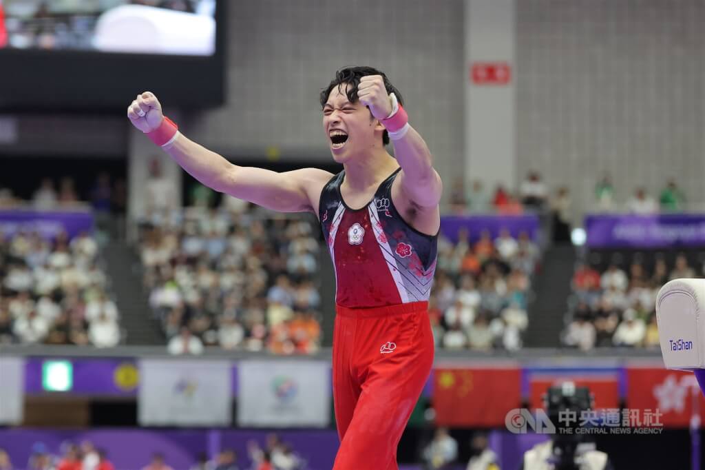 2026愛知名古屋亞運23日進行競技體操男子團體決賽，台灣好手蕭佑然（圖）在鞍馬項目拿下13.400的高分，完成後情緒振奮。中央社記者翁睿坤名古屋攝　115年9月23日