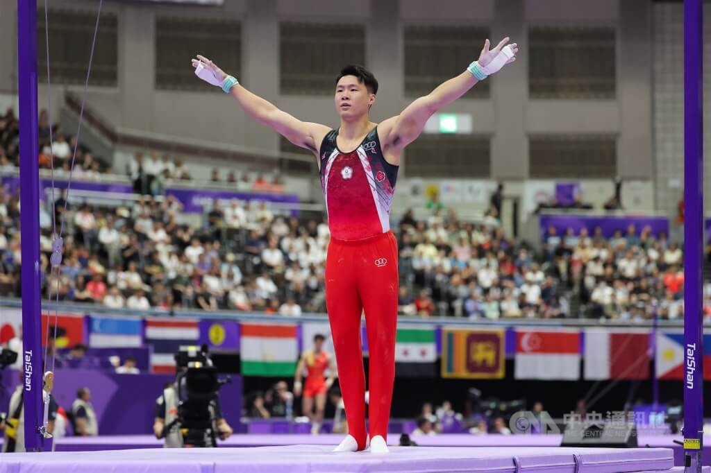 2026愛知名古屋亞運競技體操男子團體項目23日進行決賽，台灣好手唐嘉鴻（圖）順利完成吊環項目，穩定落地。中央社記者翁睿坤名古屋攝　115年9月23日