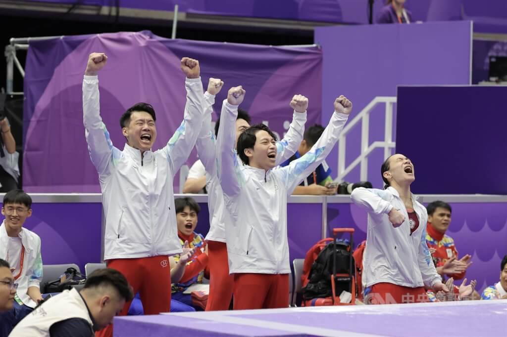 名古屋亞運23日進行男子競技體操團體賽，台灣男團以總分239.896分拿下銅牌，「世界貓王」唐嘉鴻（前左）與隊友蕭佑然（前中）、洪源禧（前右）興奮振臂慶祝。中央社記者翁睿坤攝　115年9月23日
