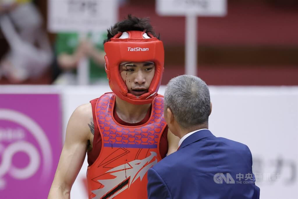 台灣武術散打好手張煥宜（紅衣）征戰2026愛知名古屋亞運，23日在男子75公斤級賽事勇奪銅牌，比賽中眉骨傷勢一度見血。中央社記者翁睿坤攝　115年9月23日