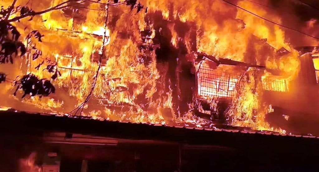 嘉義市一處民宅23日晚間發生火警，木造建物全面燃燒、火勢猛烈。消防人員到場布水線灌救，所幸住戶及時逃出，未傳受傷、受困。（嘉義市消防局提供）中央社記者黃國芳傳真　115年9月23日