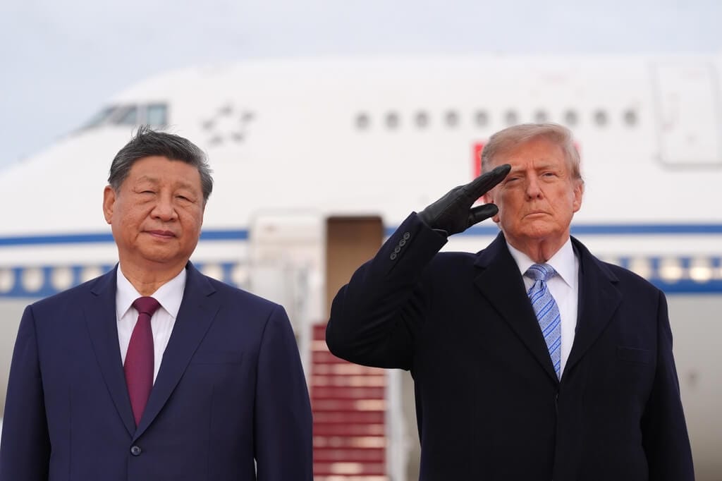 中國國家主席習近平（左）23日飛抵美國安德魯聯合基地，美國總統川普（右）親自接機。（美聯社） 圖：中央社提供