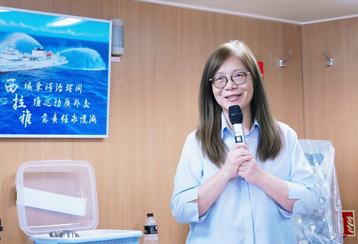 海洋委員會管碧玲主任委員於中秋節前夕率海巡署署長張忠龍及艦隊分署長黃宣凱，視導建造接近完工的西拉雅號，並透過衛星視訊連線正在東沙執行巡弋任務的「台北艦」。 圖：海巡署提供