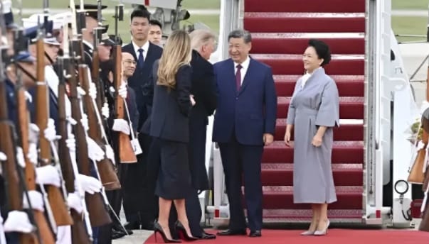 中國國家主席習近平與夫人彭麗媛到美國進行國是訪問，美國總統川普與夫人梅蘭妮雅親自到機場迎接。 圖 : 翻攝自新華網