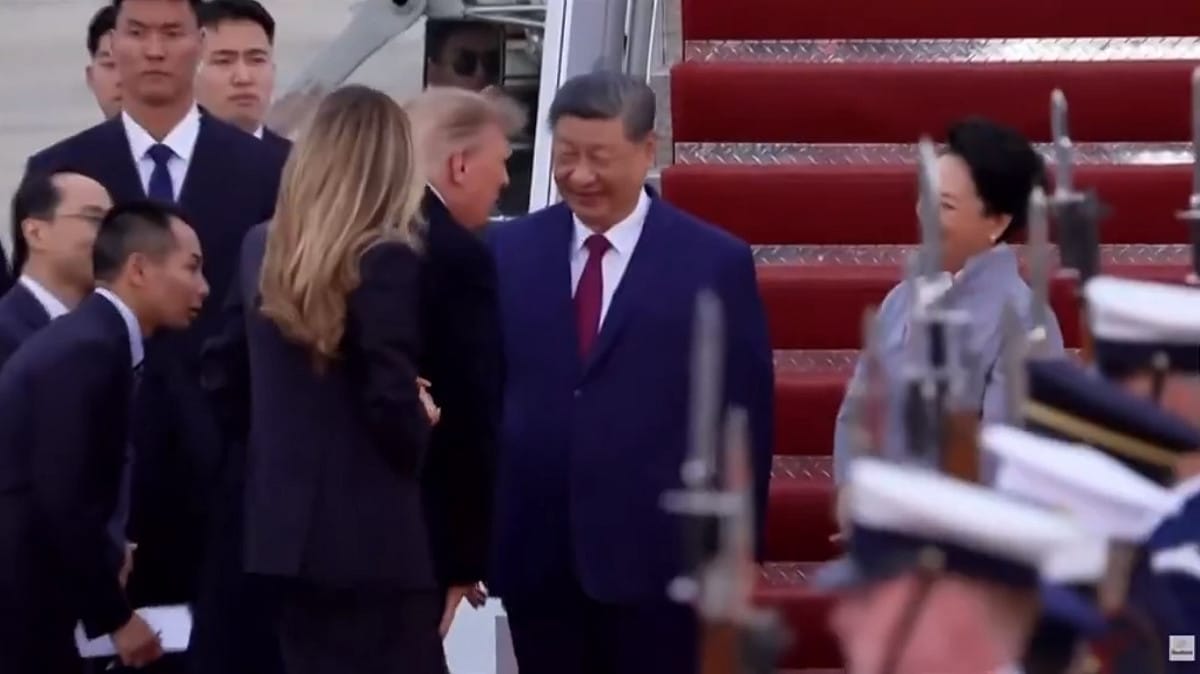 當地時間 23 日，中國國家主席習近平搭乘專機，抵達美國馬里蘭州的安德魯斯空軍基地，美國總統川普則親自接機，迎接中國最高領導人的到來。 圖：擷取自 @whyyoutouzhele X 分享影片