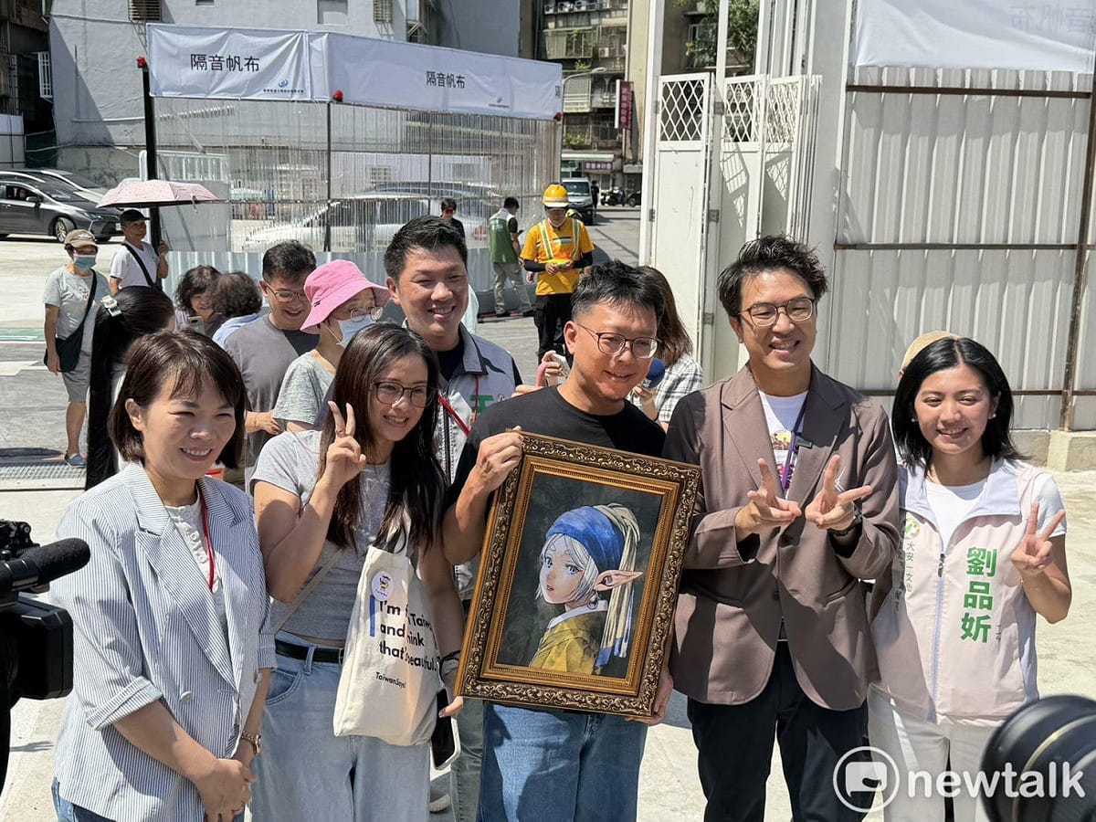 沈伯洋與民眾簽名合影。 圖：高逸帆／攝