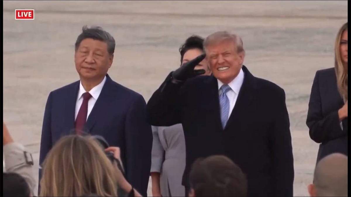 在 B-1B 轟炸機飛過頭頂時，川普對巨大的轟鳴聲做出誇張的反應，習近平卻沒有任何表情變化。 圖：擷取自 @whyyoutouzhele X 分享影片