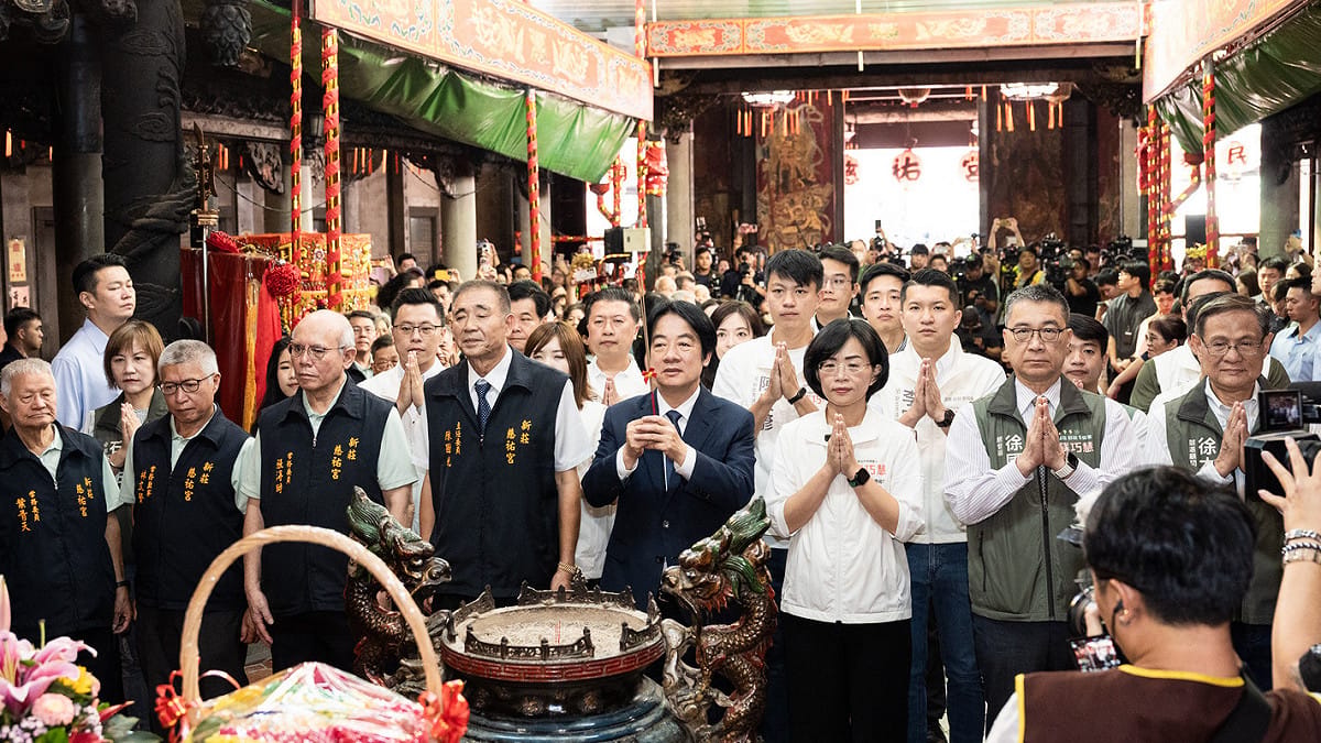 今年適逢新莊慈祐宮建廟340週年，總統賴清德與新北市長候選人、立法委員蘇巧慧今（24）日率眾黨公職前往慈祐宮參香祈福。 圖：蘇巧慧競總提供