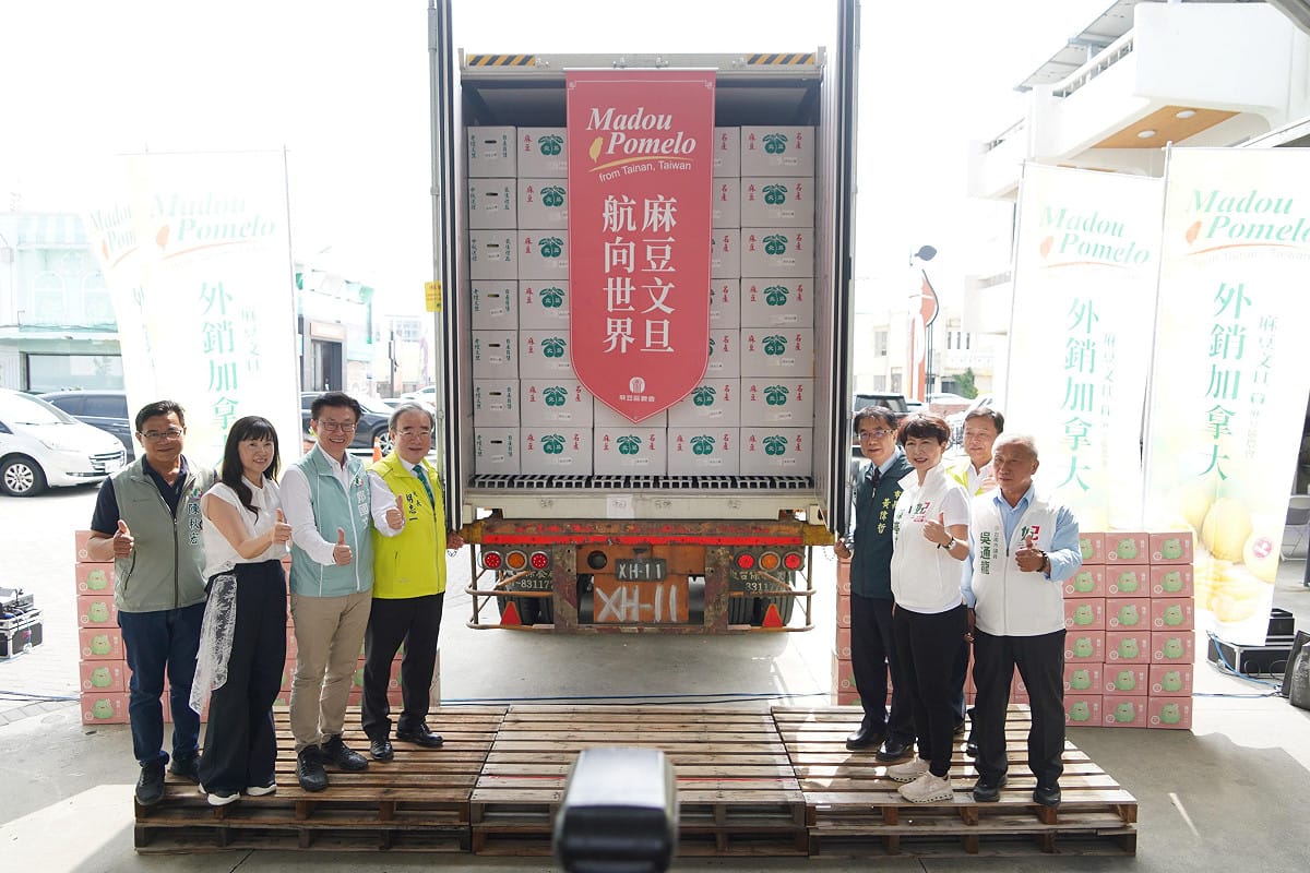 麻豆文旦今年首批30公噸銷往加拿大反應良好，農糧署今(24)日宣布再追加出口1貨櫃。(圖為麻豆文旦外銷加拿大封櫃啟航儀式) 圖：農業部／提供