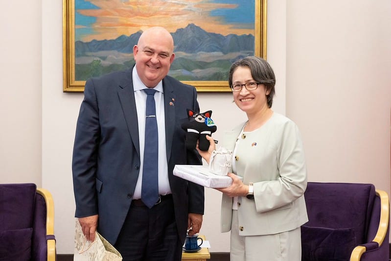 蕭美琴與澳洲聯邦參議院副議長柏克曼（Slade Brockman）。 圖：總統府提供