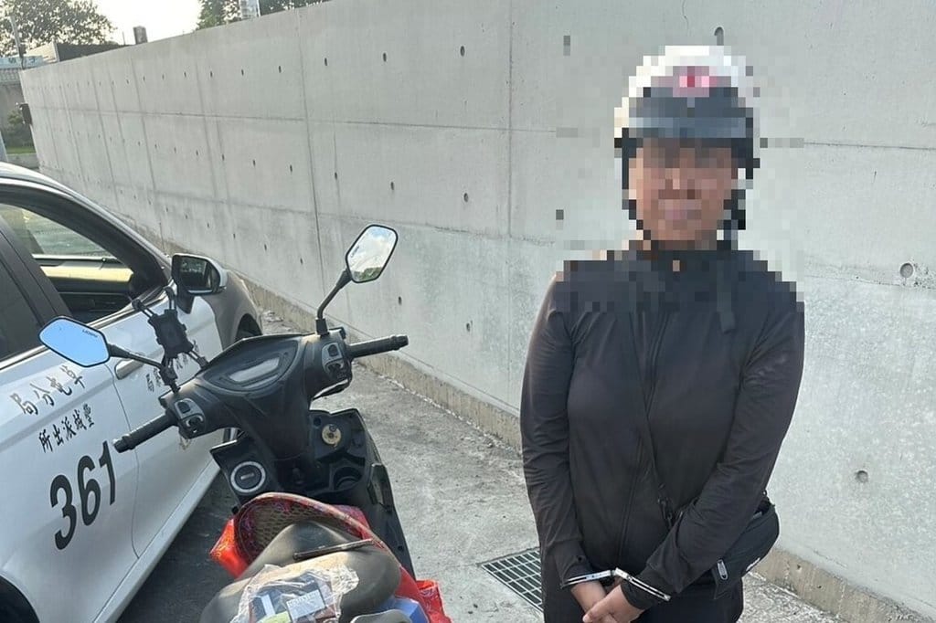 逾期停留的泰國籍女子騎失竊機車出沒南投縣草屯鎮，巡邏警車內配置的人工智慧（AI）即時車牌辨識系統通知發現失竊車，員警立即攔查，將女子移送法辦。（警方提供）中央社記者蕭博陽南投傳真　115年9月24日