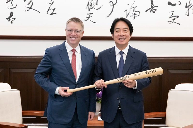 保衛民主基金會中國計畫主席博明（Matthew Pottinger）致贈球棒給賴清德，上面印有「In defense of a free and open Indo-Pacific」（捍衛自由開放的印太地區）。 圖：總統府提供