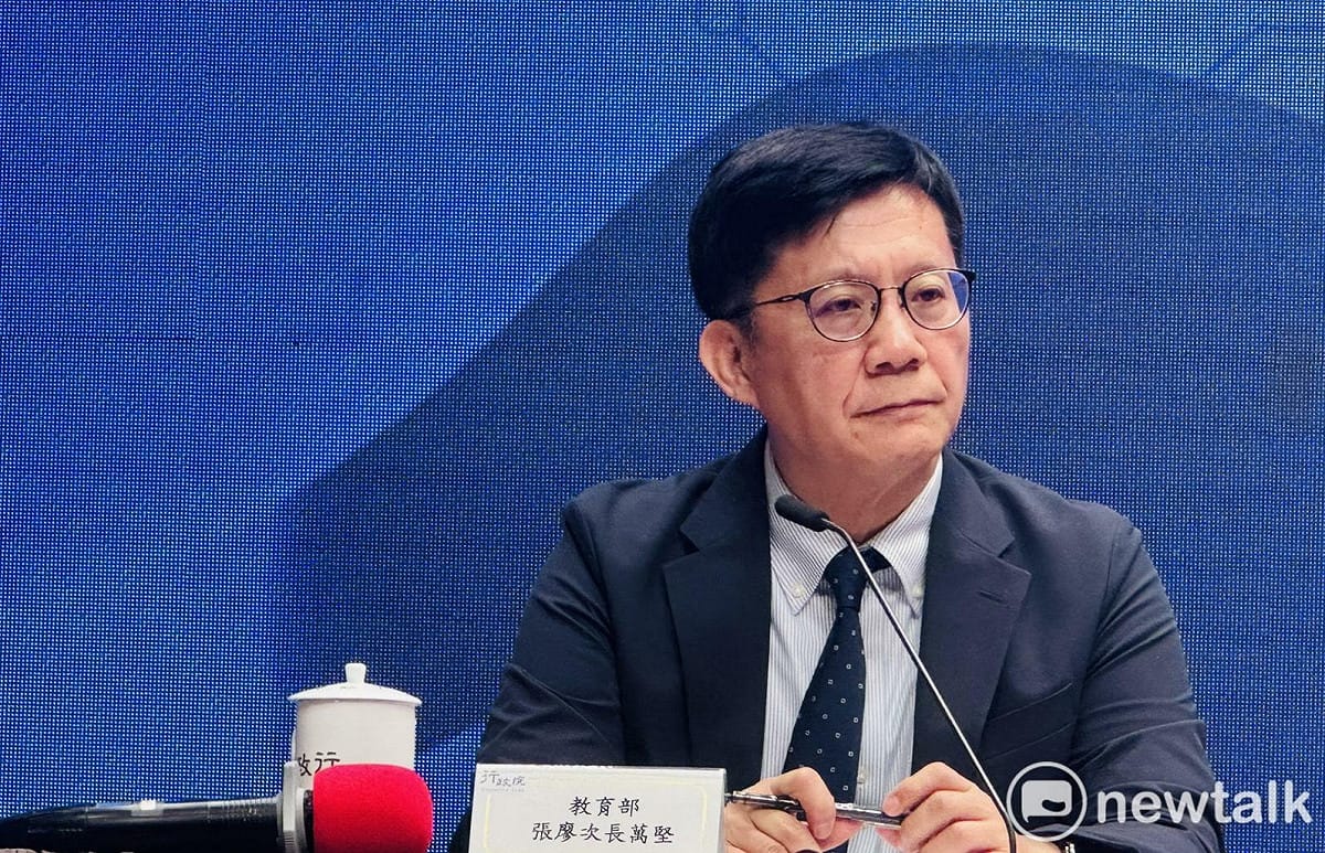 教育部今（24）日在行政院會報告，將從今年10月起，辦理為期3年的「校園安全韌性2000－充實國民中學校安人力計畫」。圖為教育部次長張廖萬堅。 圖：謝莉慧／攝
