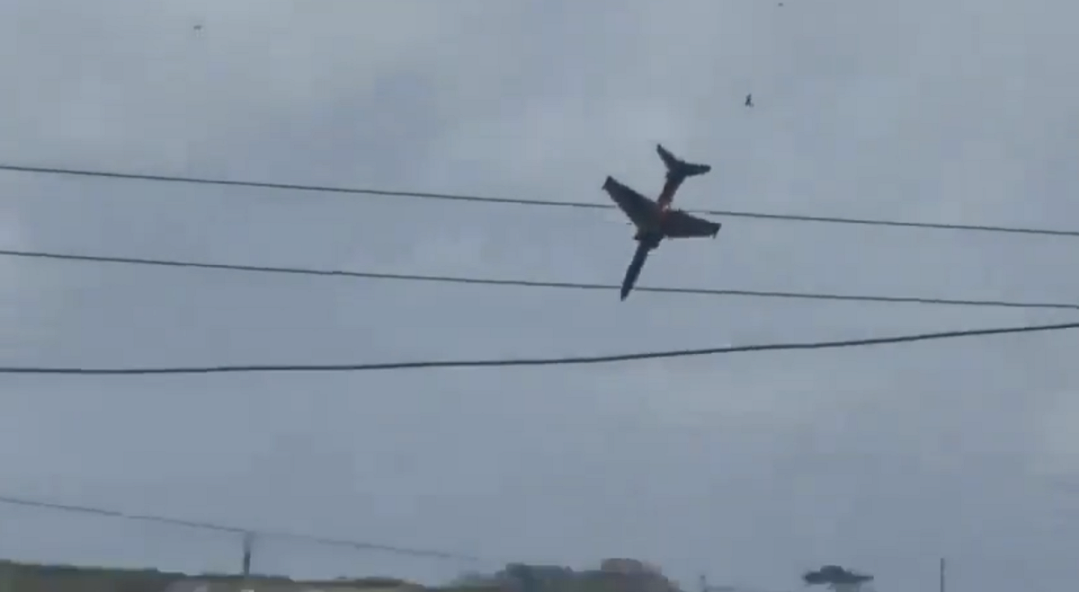 英國皇家空軍一架鷹式教練機 23 日上午發生墜毀事件，所幸機上兩人及時彈射逃生成功。 圖:翻攝自 X @sohailahmedsa
