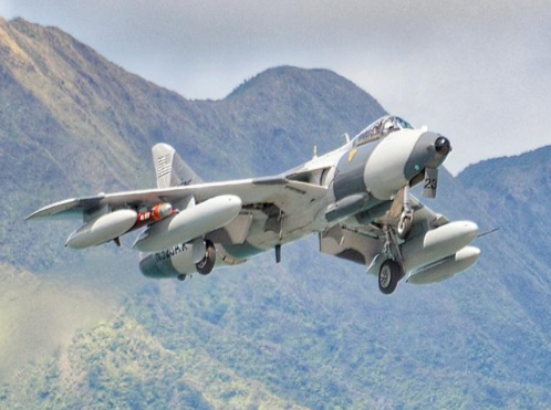 美國加州一架由空降戰術優勢公司操作的霍克・杭特戰機在中海岸外海墜毀，飛行員在機體失事落海前成功彈射並平安獲救。 圖:翻攝自 X @tvzuke