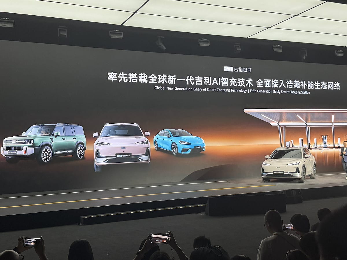 中國吉利汽車集團推出由人工智能驅動的新一代「AI智充」技術，聲稱可在不足五分鐘內將電動車電池從低電量充至接近滿電水準。 圖：翻攝「X」@Geely_Kevin