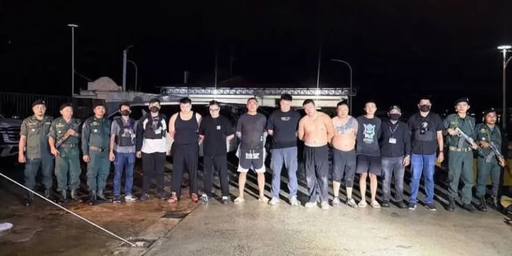 柬埔寨軍警在西哈努克省抓到大批毒品走私集團成員，其中7人是中國人。 圖 : 翻攝自柬中時報