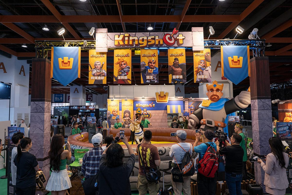 Kingshot 進駐 WirForce 2026，以大型主題展位結合互動挑戰與現場體驗，吸引玩家駐足參與，展現遊戲品牌與玩家社群的高度互動。 圖：4Gamers就肆電競提供