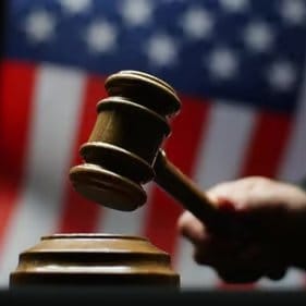 美國聯邦法官蒂莫西・凱利（Timothy Kelly）今（24）日裁定，川普政府必須暫時恢復《CNN》、《MS NOW》與《Politico》進入白宮的採訪權限。 圖:翻攝自X @coinbureau