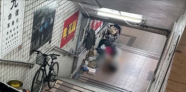 街友不僅有代步腳踏車，還在地下道牆上掛西裝並當場烤雞吃。 圖：台中市議員黃守達提供
