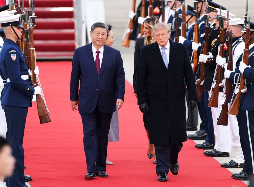 美國總統川普(右中) 23 日親自前往安德魯斯聯合基地，迎接到訪的中國國家主席習近平，罕見的「機坪迎賓」加上紅毯、軍方儀仗與飛行表演，讓習近平此次訪美一開始便充滿高度政治象徵。 圖:翻攝自X@CGTNOfficial