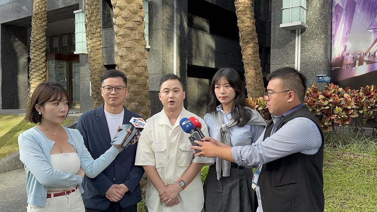 桃園市議員凌濤（圖左二）、國民黨前發言人楊智伃（圖右二）、國民黨前新媒體主任韋淳祐（圖中）回應零日攻擊團隊提告抄襲，北檢不起訴一事。 圖：凌濤/提供
