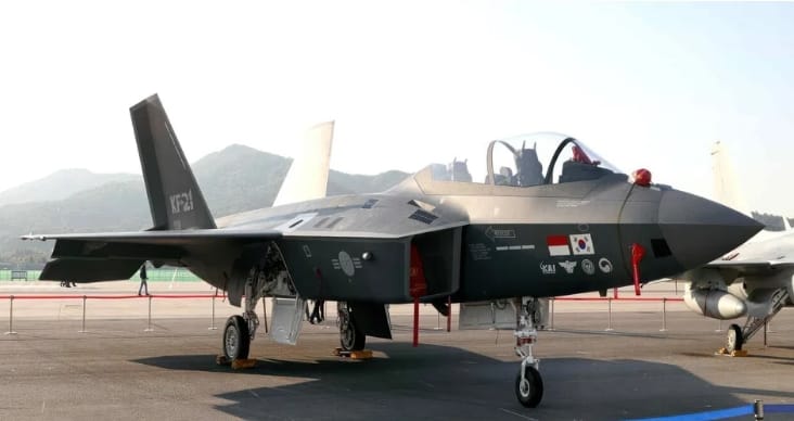 韓國KF-21戰機原型機在ADEX2023靜態展示。 圖 : 翻攝自韓國國防部/DAPA
