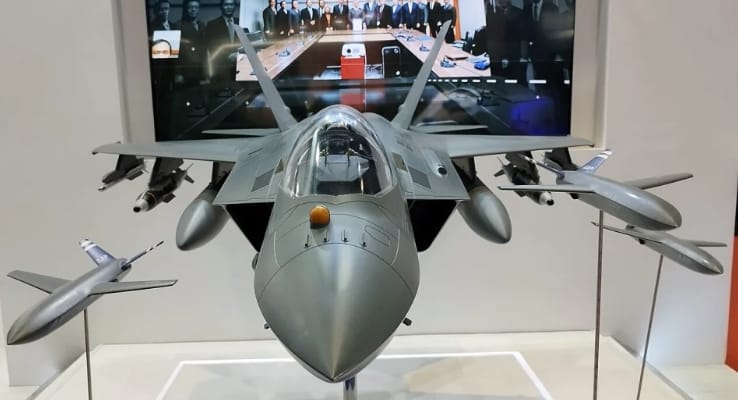 韓國KF-21戰機模型與有人-無人機協同概念。 圖 : 翻攝自韓國國防部/DAPA