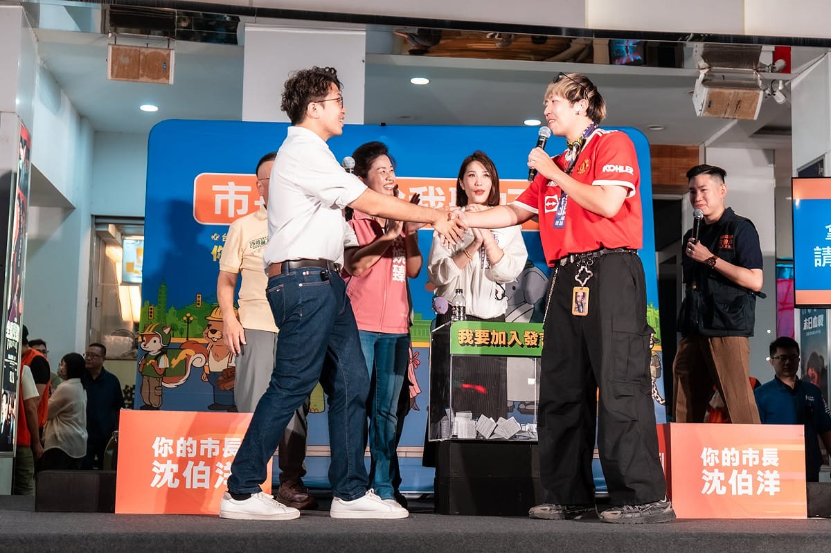 沈伯洋第二場「市長，你給我聽好了！」23日晚間在西門町舉行，面對民眾直球提問，無家者安置、交通標線、「選前期待、選後失望」等議題。 圖：取自沈伯洋臉書