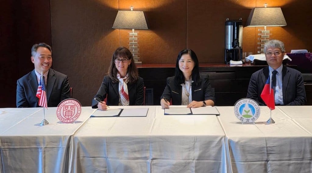 美國康乃爾大學國際事務副教務長沃爾福（Wendy W. Wolford）（左2）24日與教育部簽署續約獎學金「台灣康乃爾大學獎學金」，持續支持台灣優秀學生赴美深造。（教育部提供）中央社記者陳至中傳真　115年9月24日