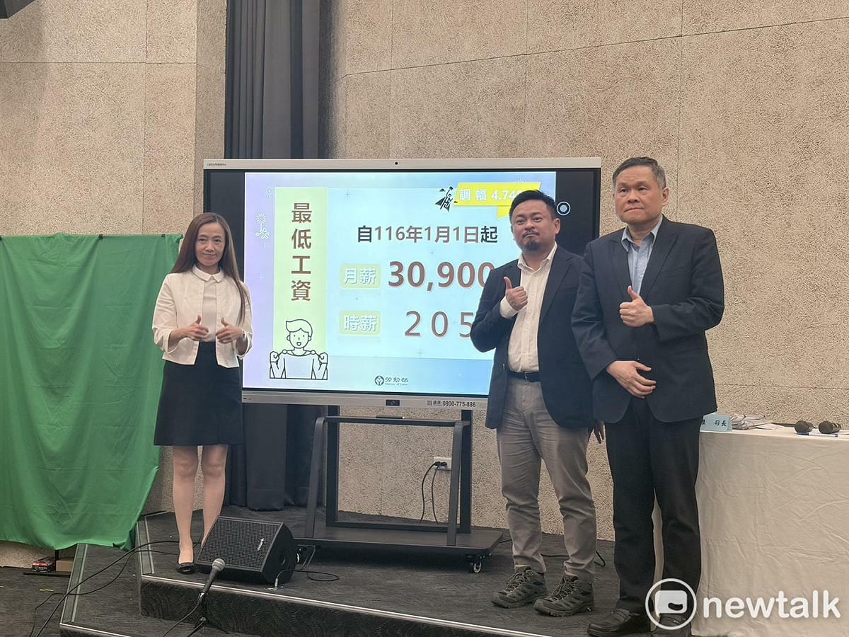 最低工資審議會今（24）日拍板，明（116）年起，每月最低工資由29,500元調整至30,900元；每小時最低工資由196元調整至205元。 圖：李宣萱/攝